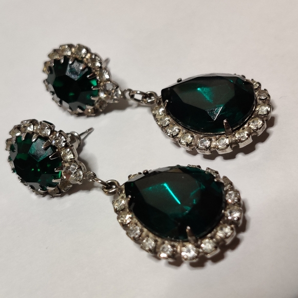 Vintage Emerald Glass Earrings - Picture 11 of 14